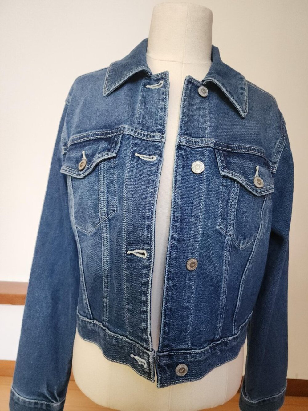 NWT Hollister Womens Jeans Jacket Size Medium Silver buttons Denim Cropped Blue